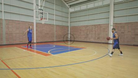 两名篮球运动员在球场上训练[免费商用]