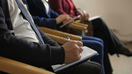 会议期间做笔记的人员[]