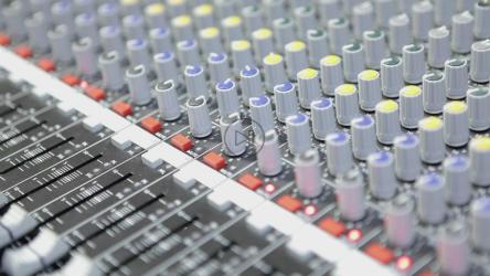 移动声音控制台上的音量控制器和旋钮[]