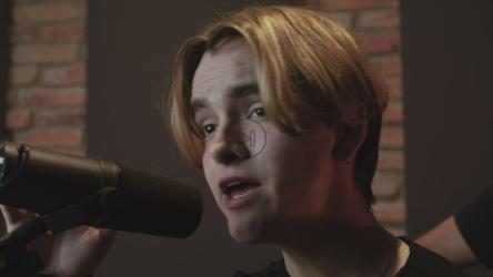 Blonde singer singing a romantic song[4K免费商用]