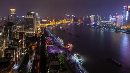 数十艘船在城市的河流上航行[4K]