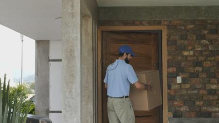 推车上装载包裹的人员[4K免费商用]