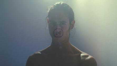 一个愤怒的男人看着相机的肖像[免费商用]