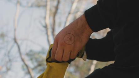 骑自行车的人在开始骑行前戴上手套[免费商用]