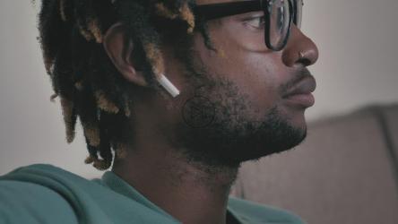 Man shaking his head to the beat of the music[4K免费商用]