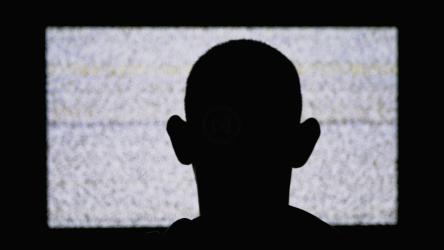 一个男人看电视的剪影[]