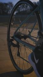 骑自行车的人'；s脚在跑道上[免费商用竖屏]