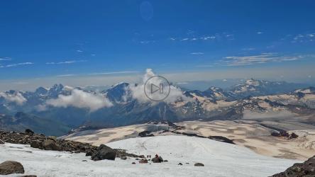 滑雪场上的蓝天[]