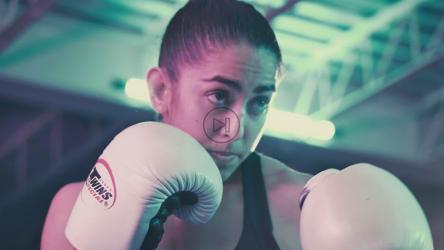 女拳击手拳击拳击袋[免费商用]