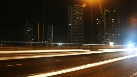 夜晚的高速公路上有汽车和建筑物，暴露[4K]