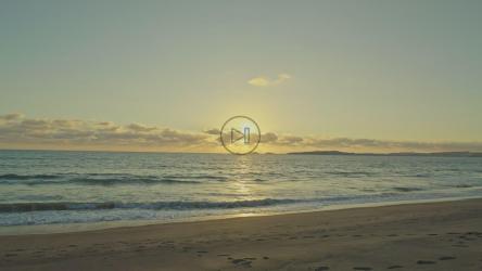 从宁静的海滩上看日落[免费商用]