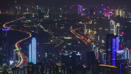 深圳夜晚的未来主义摩天大楼[]