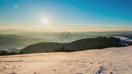 山上日落时的冬季景观[4K]