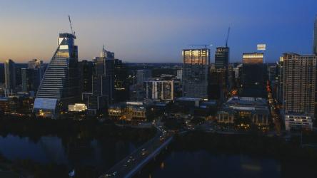 黄昏时在大城市上空的空中旅行[免费商用]