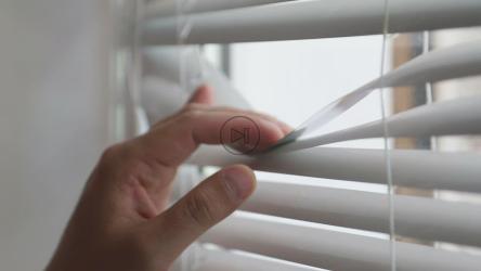 一个男人'；他打开百叶窗窥探邻居[]