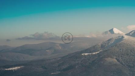 晴朗的蓝天覆盖着美丽的雪山[4K]