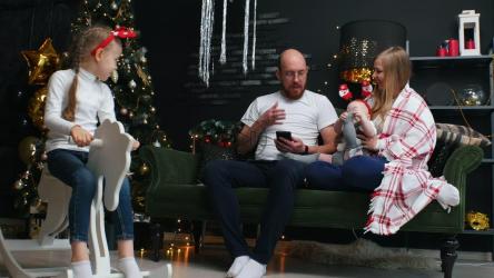 父亲在圣诞节与家人住在一起[4K]