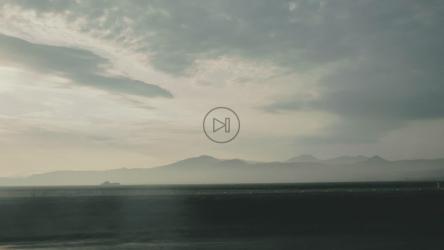 在高速公路上行驶的汽车视图[免费商用]