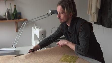 时装设计师为连衣裙裁剪图案[]