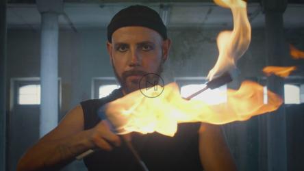 一个男人用火耍棍子的肖像[免费商用]