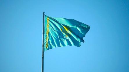 旗帜在晴朗的天空中飘扬[]