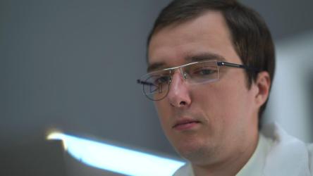 戴眼镜的男人在思考[4K]