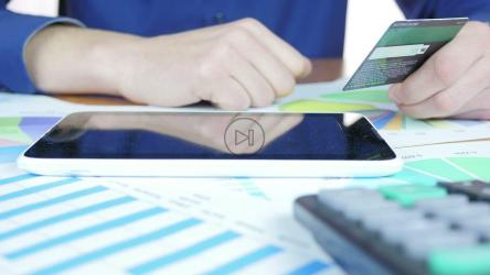 在手机上输入银行详细信息的人[]