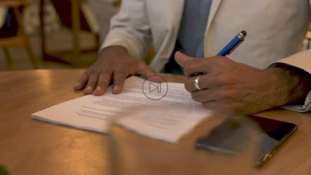 Person signing a contract[免费商用]