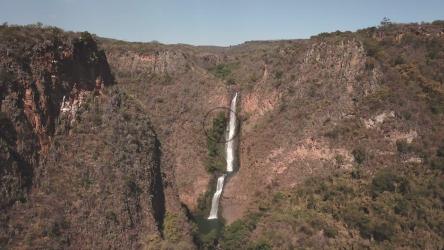 瀑布降落在小水体中[4K免费商用]