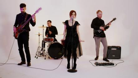 摇滚乐队在明亮的录音室里演奏歌曲[4K]