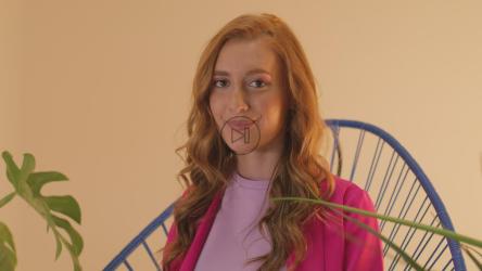 笑容满面的女人直视着镜头[免费商用]