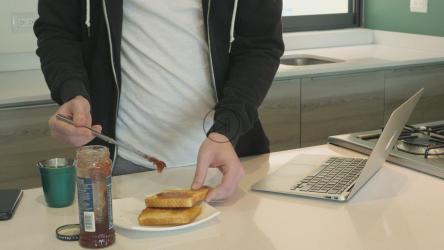 Person putting jam on toast[免费商用]