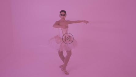 粉红色背景下旋转的芭蕾舞演员肖像[免费商用]