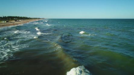 在海浪之上的海边飞翔[4K]