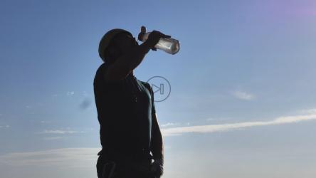 登山运动员往自己身上泼水降温[免费商用]