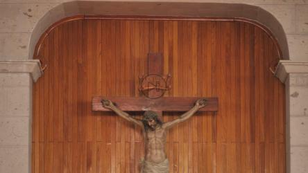 教堂墙上的十字架上的基督[免费商用]