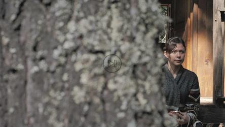 女孩在木屋的台阶上用马克杯喝水[免费商用]