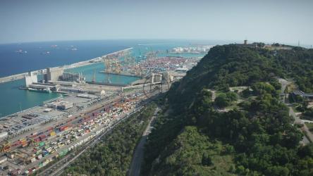 汽车沿着工业港口行驶[4K]