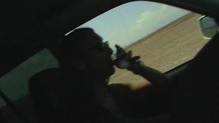 男孩和女孩开车穿越沙漠[免费商用]