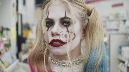 打扮成哈莉·奎因的女人[]