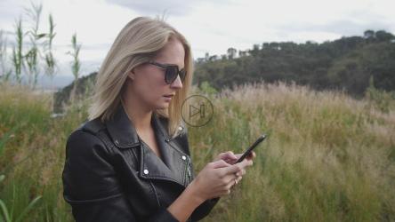 Woman texting in nature[4K免费商用]