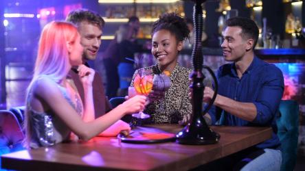 朋友在夜店喝酒[4K]