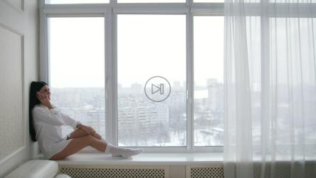 女孩在早上打电话[]