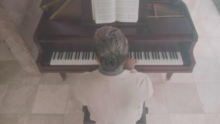 Inspired male pianist playing a grand piano[4K免费商用]