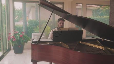 一位富有灵感的钢琴家演奏时的面部特写[4K免费商用]