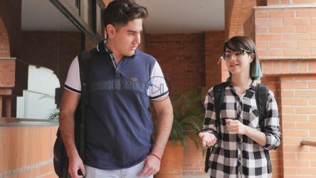 学生们在学校里走来走去[免费商用]