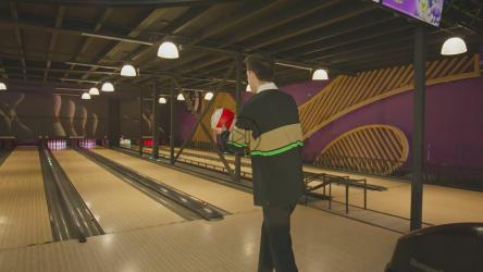 一个年轻人在保龄球中心投篮[免费商用]