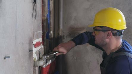 水管工在房屋施工期间检查装置[]