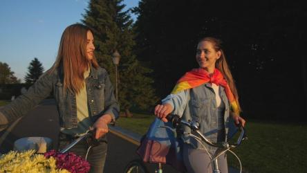 情侣推着带花的自行车[4K]