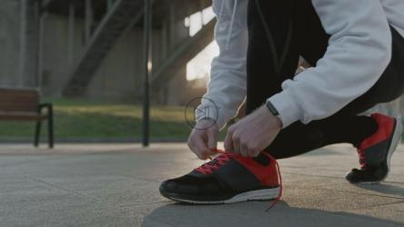 运动员训练前系鞋带[4K]